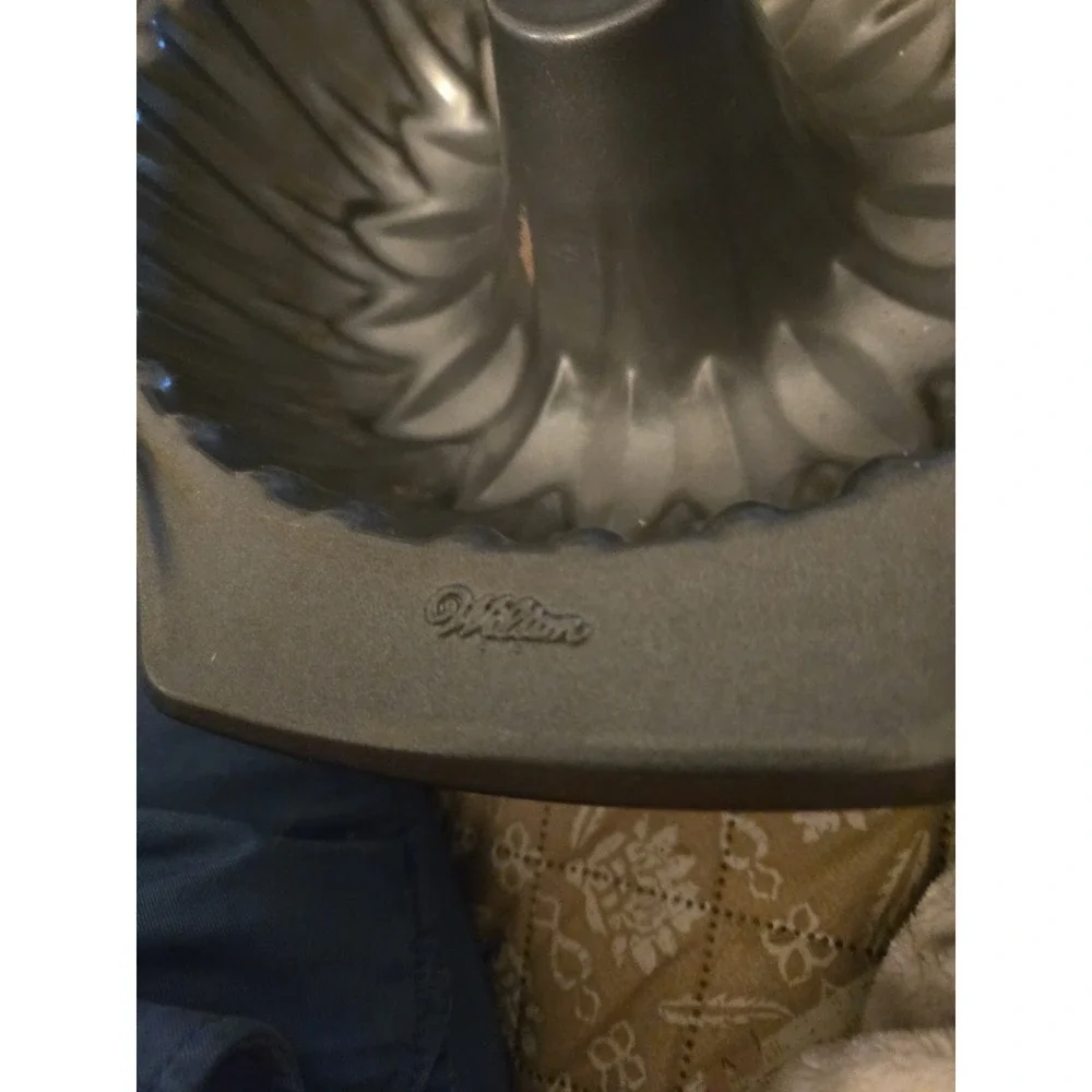 WILTON Bundt Cake Baking Pan Mold Ring Sunflower 9.75